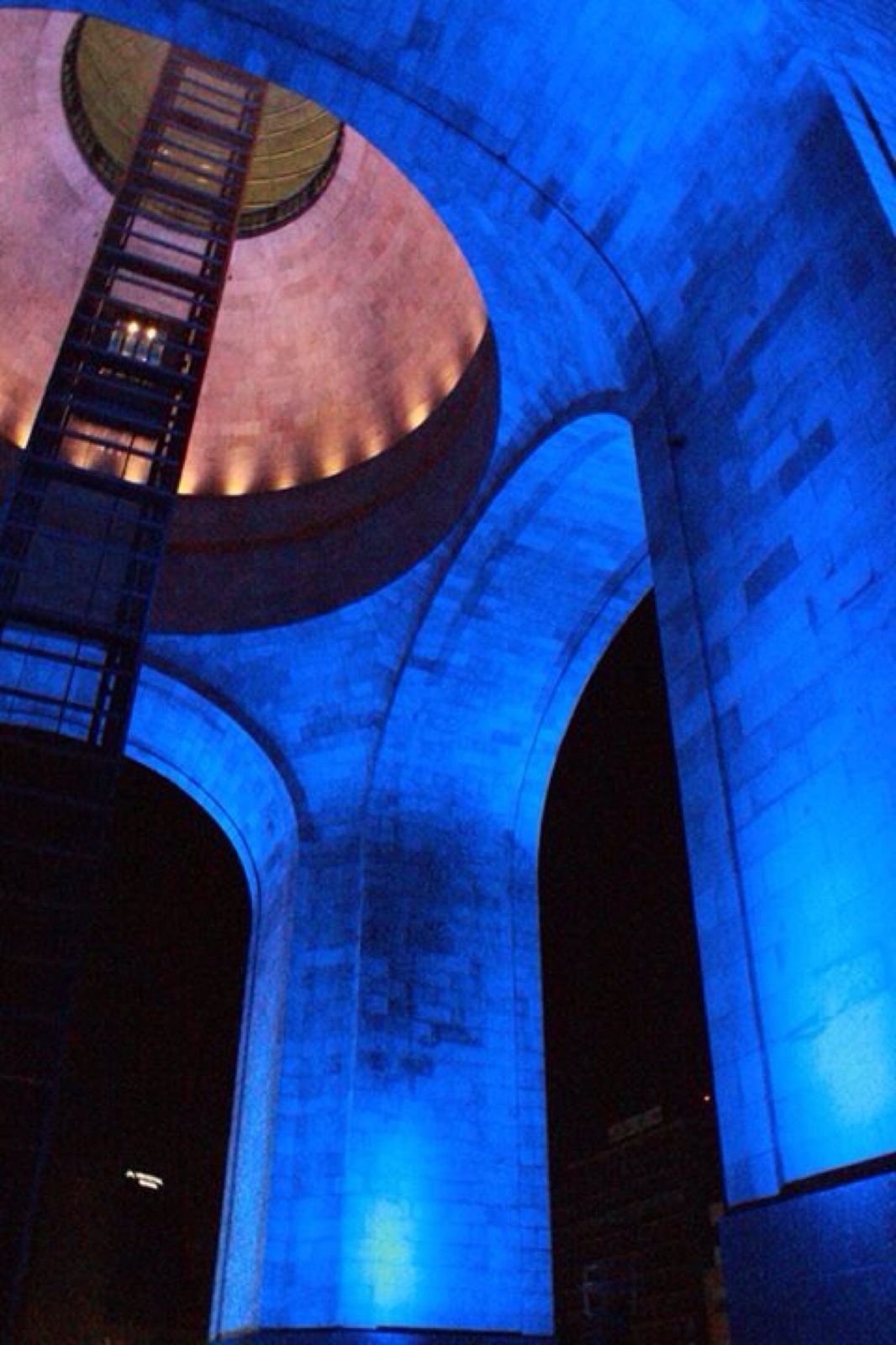 Arcos iluminados de azul