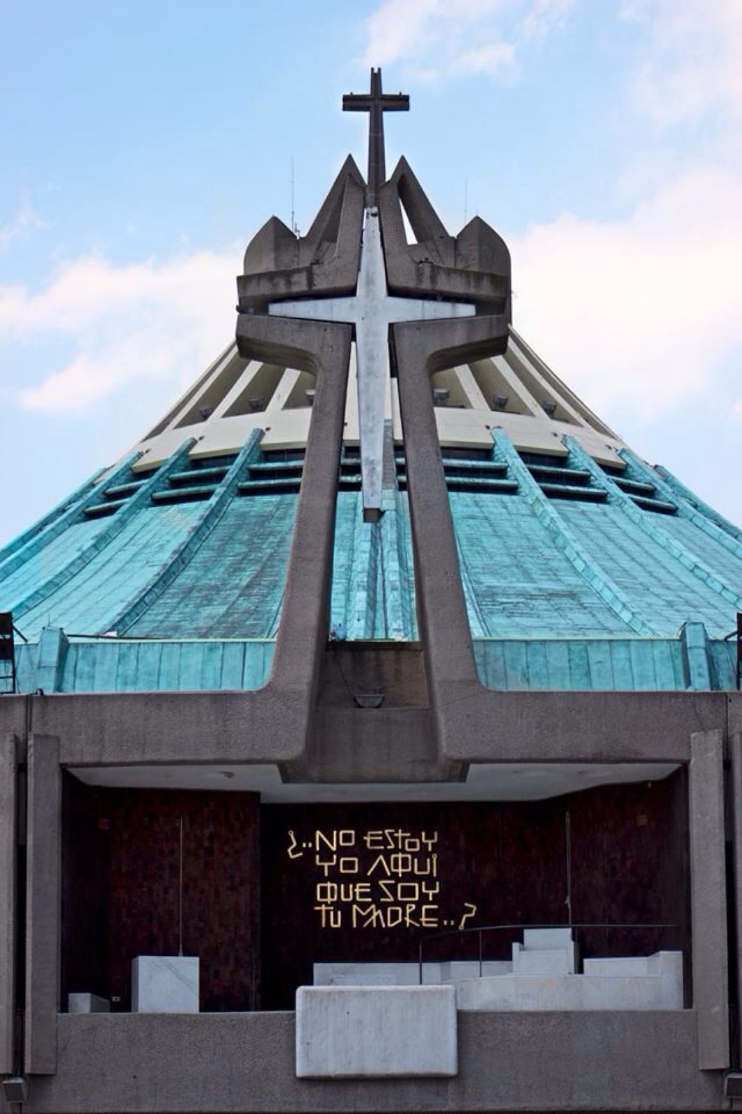 Basílica moderna con cruz de concreto
