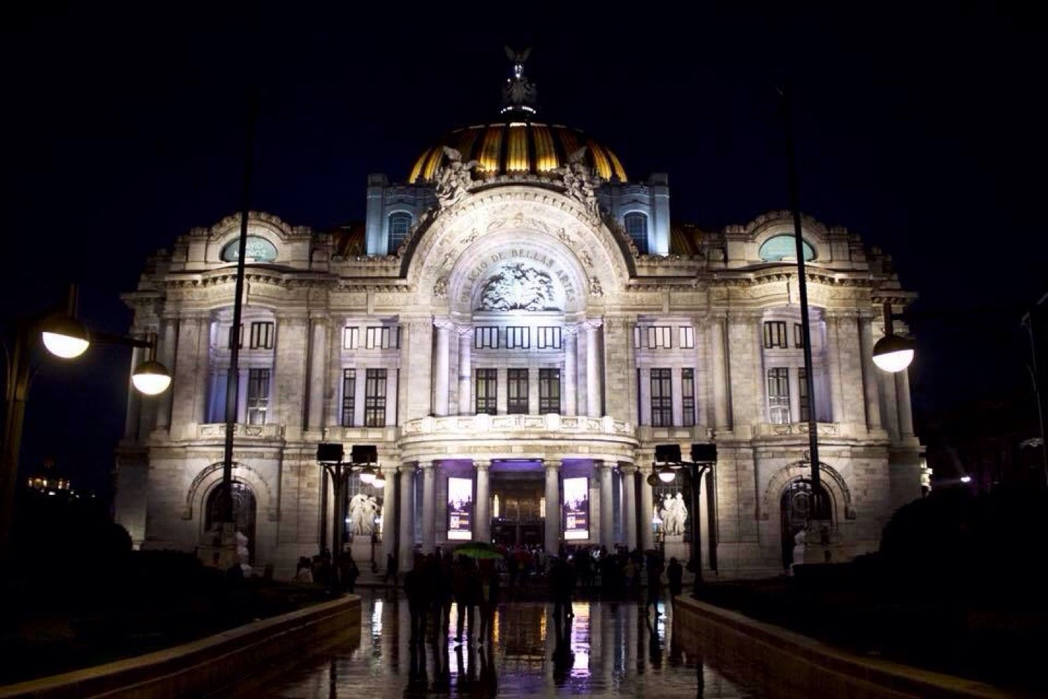 Palacio de Bellas Artes de noche, después de la lluvia