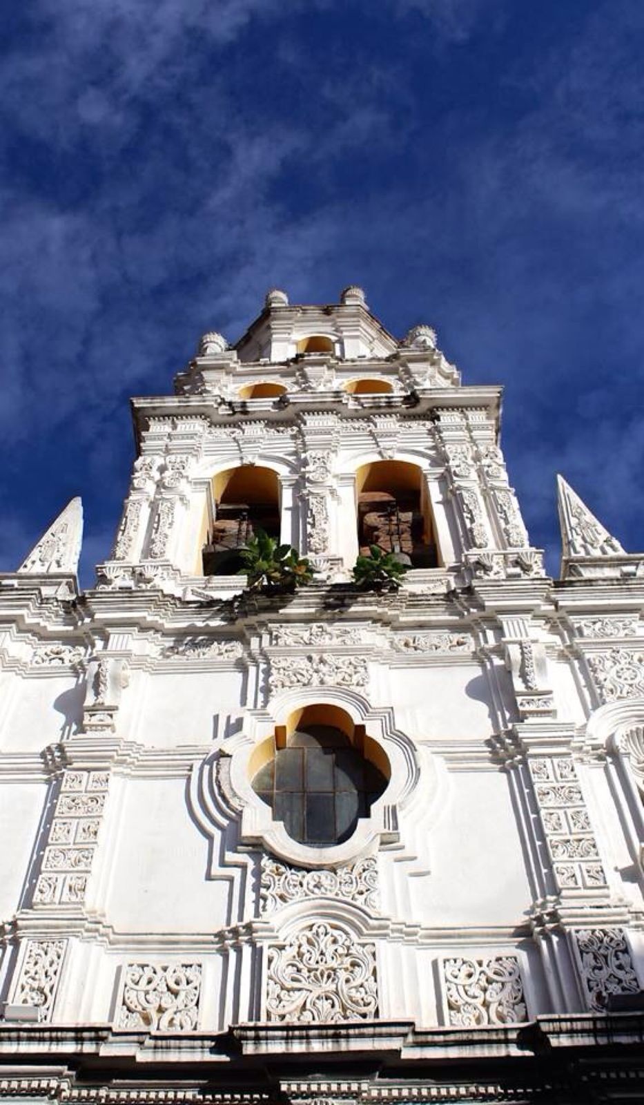 Campanario blanco a contrapicado