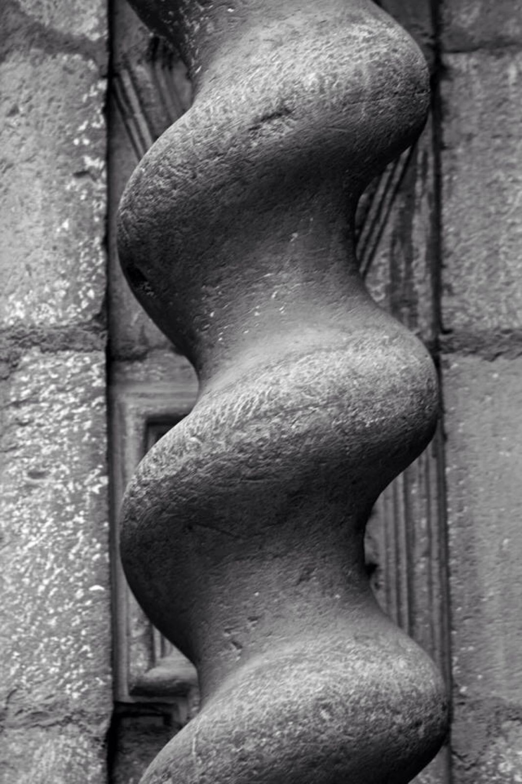 Columna salomónica de piedra, blanco y negro