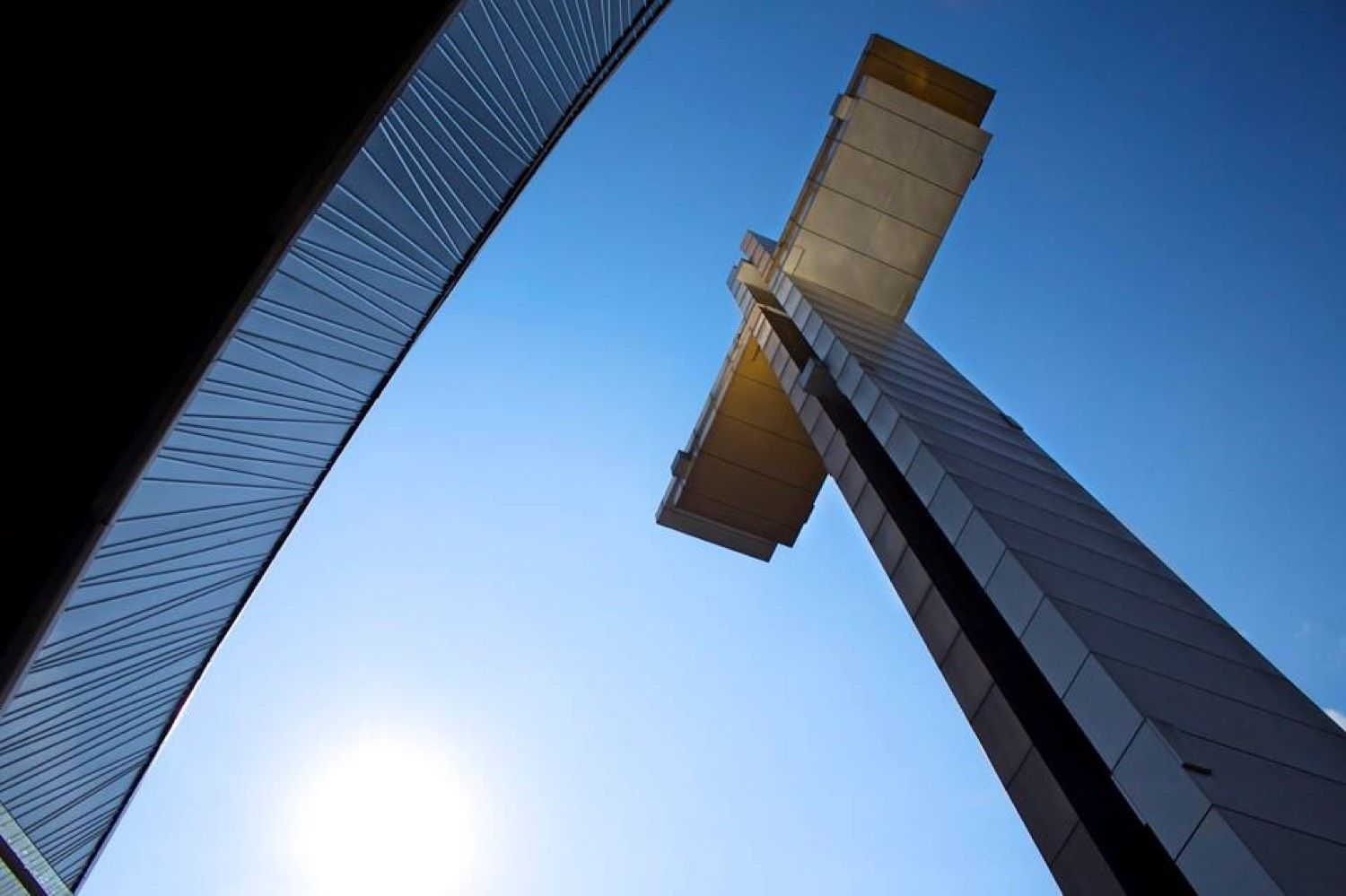 Torre en cruz contra el cielo