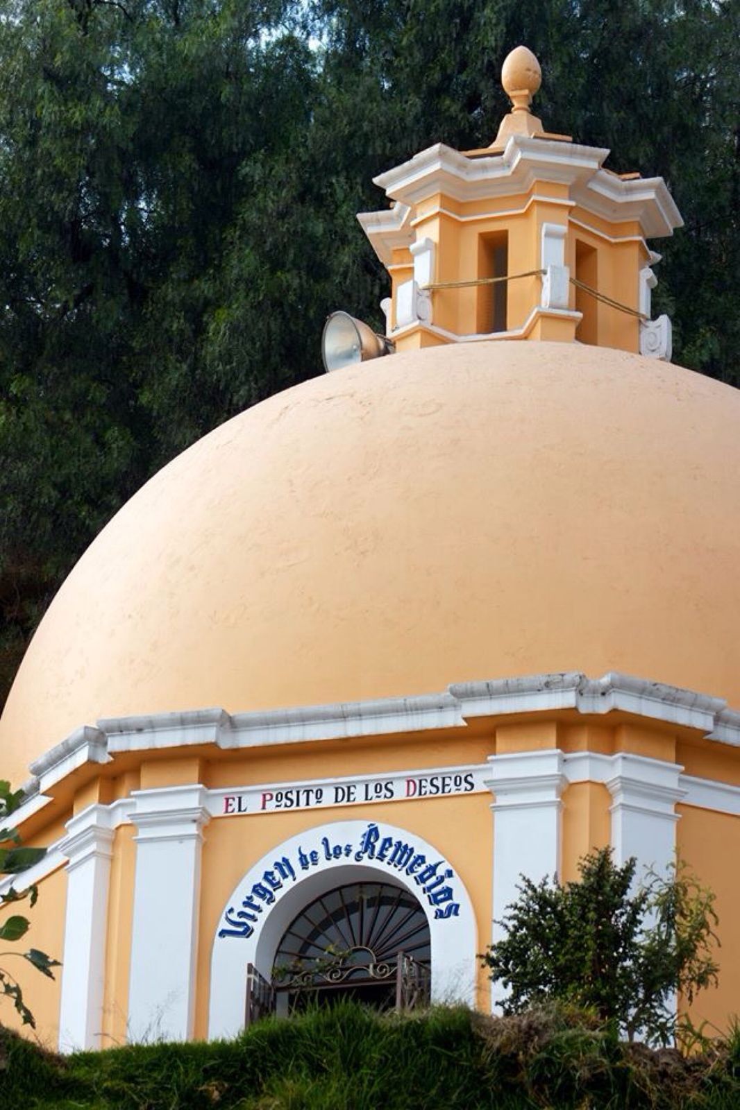 Cúpula amarilla de la Virgen de los Remedios