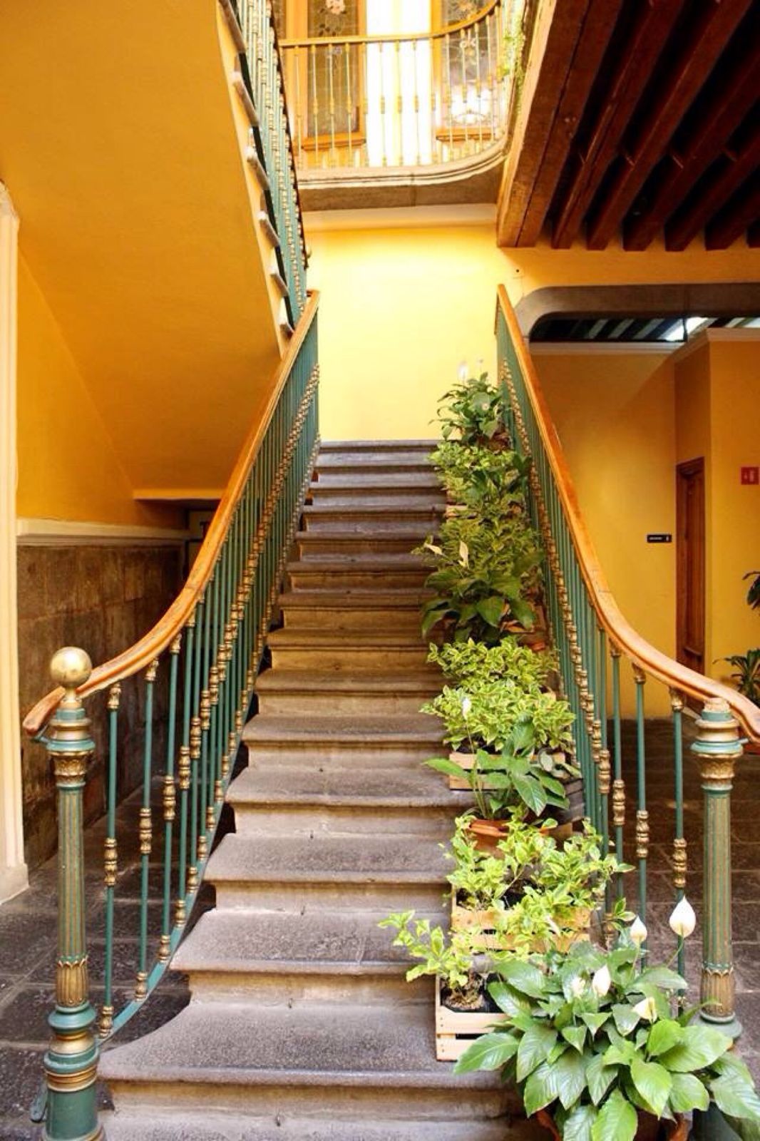 Escalera de piedra con barandal verde