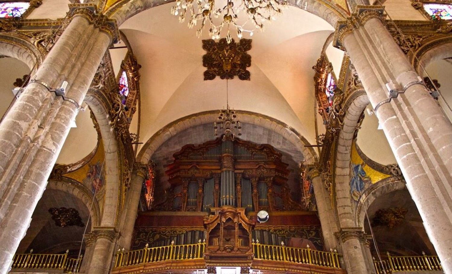 Interior de iglesia con órgano