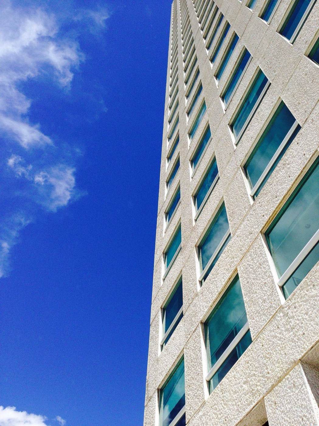 Edificio blanco contra cielo azul
