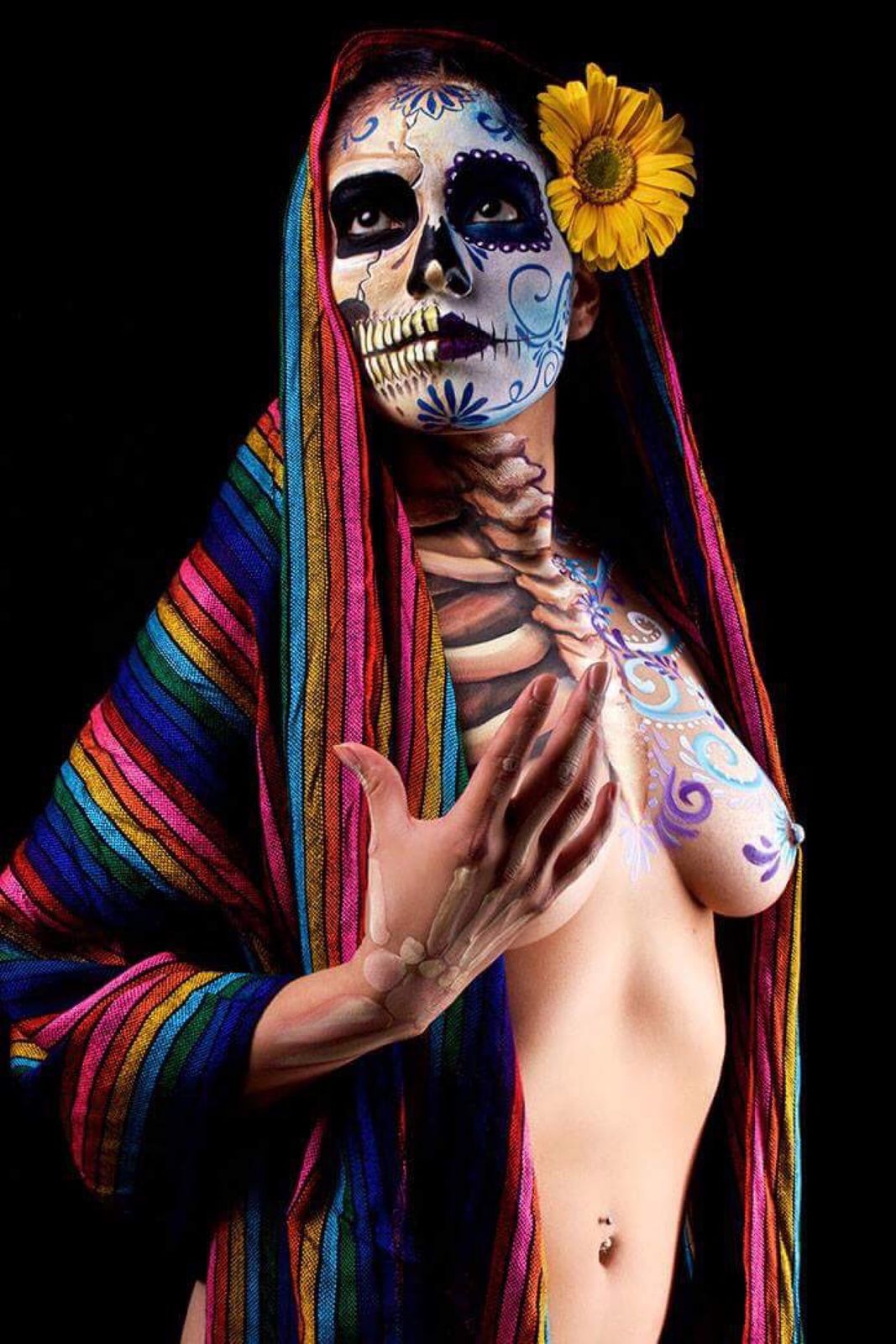 Catrina con flor amarilla y rebozo