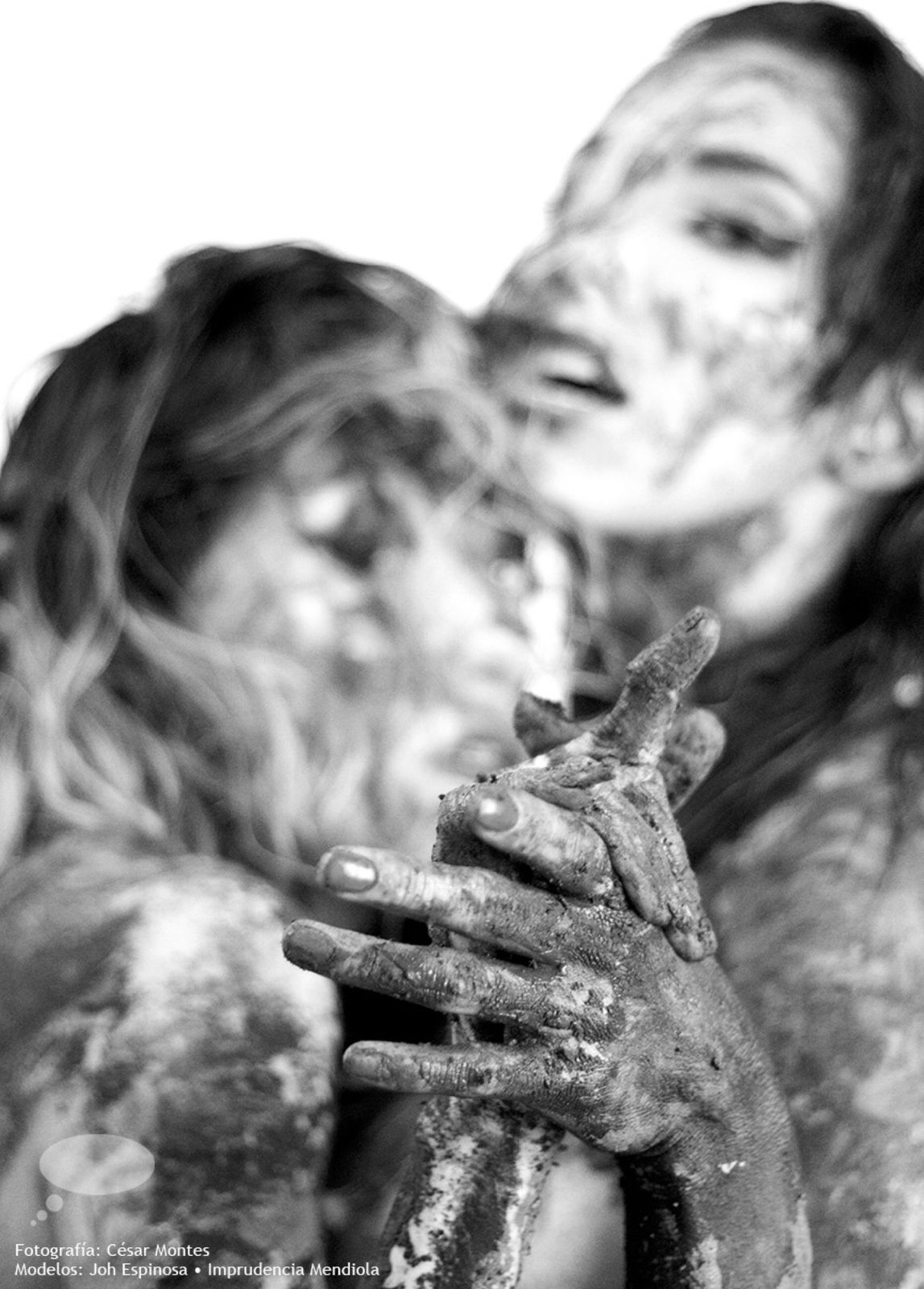 Manos cubiertas de pigmento, blanco y negro