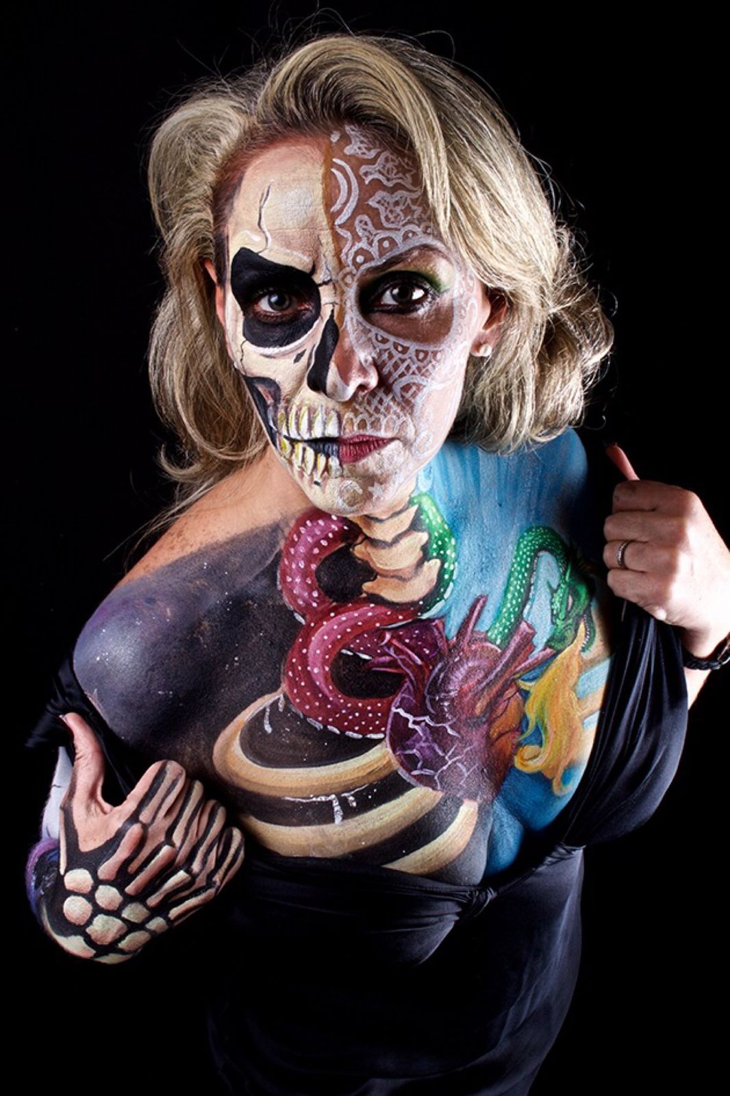 Catrina con corazón y serpiente pintados