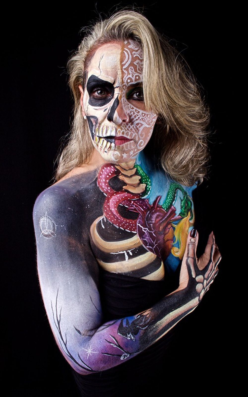 Catrina con bodypaint de cosmos y corazón