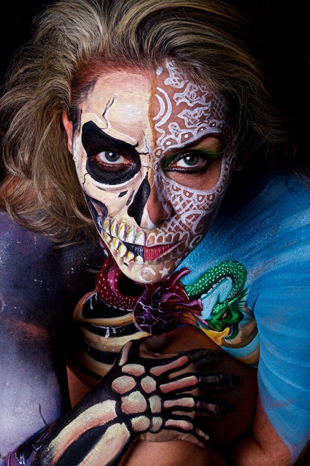 Primer plano de catrina con encaje pintado