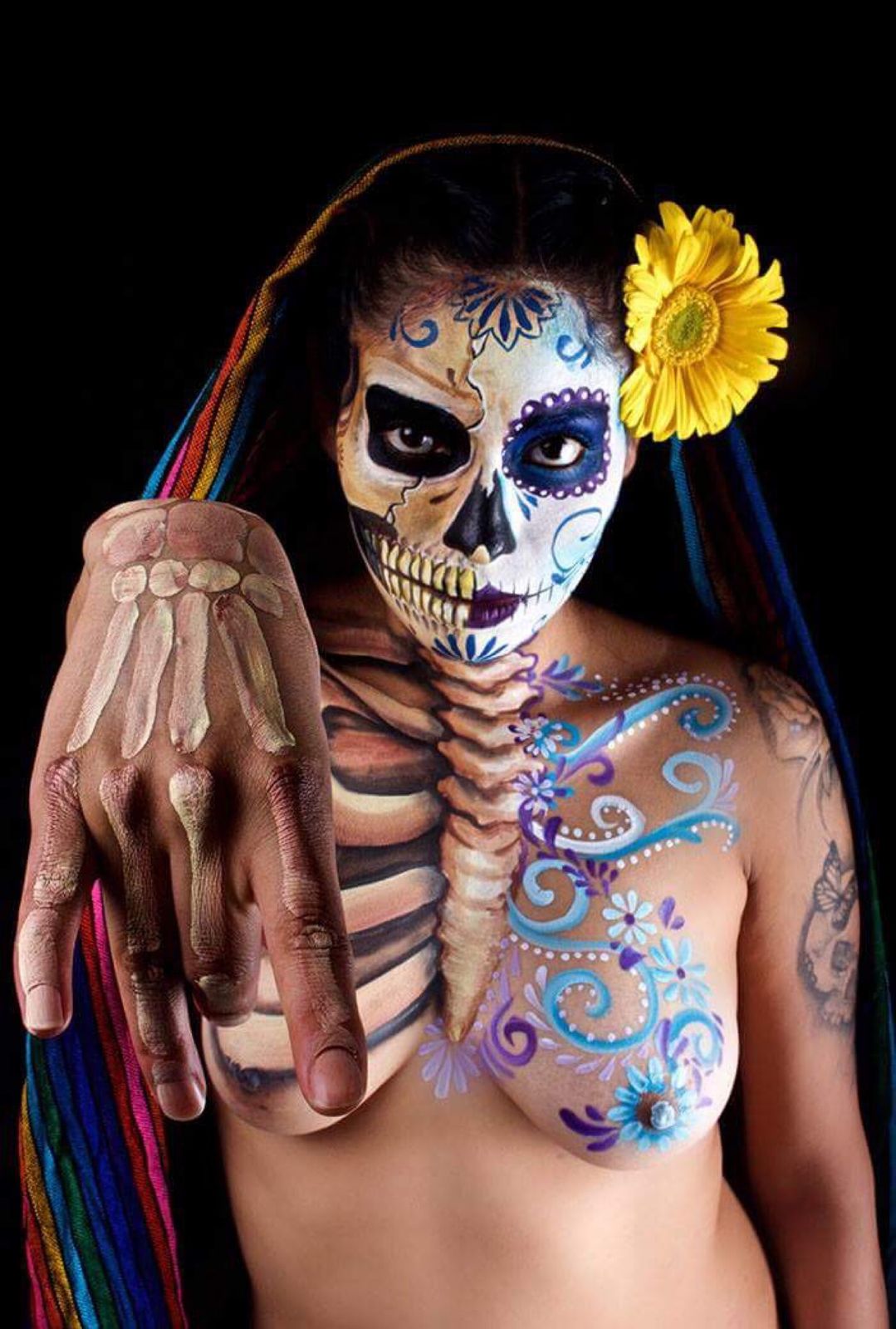 Catrina con esqueleto pintado y mano extendida