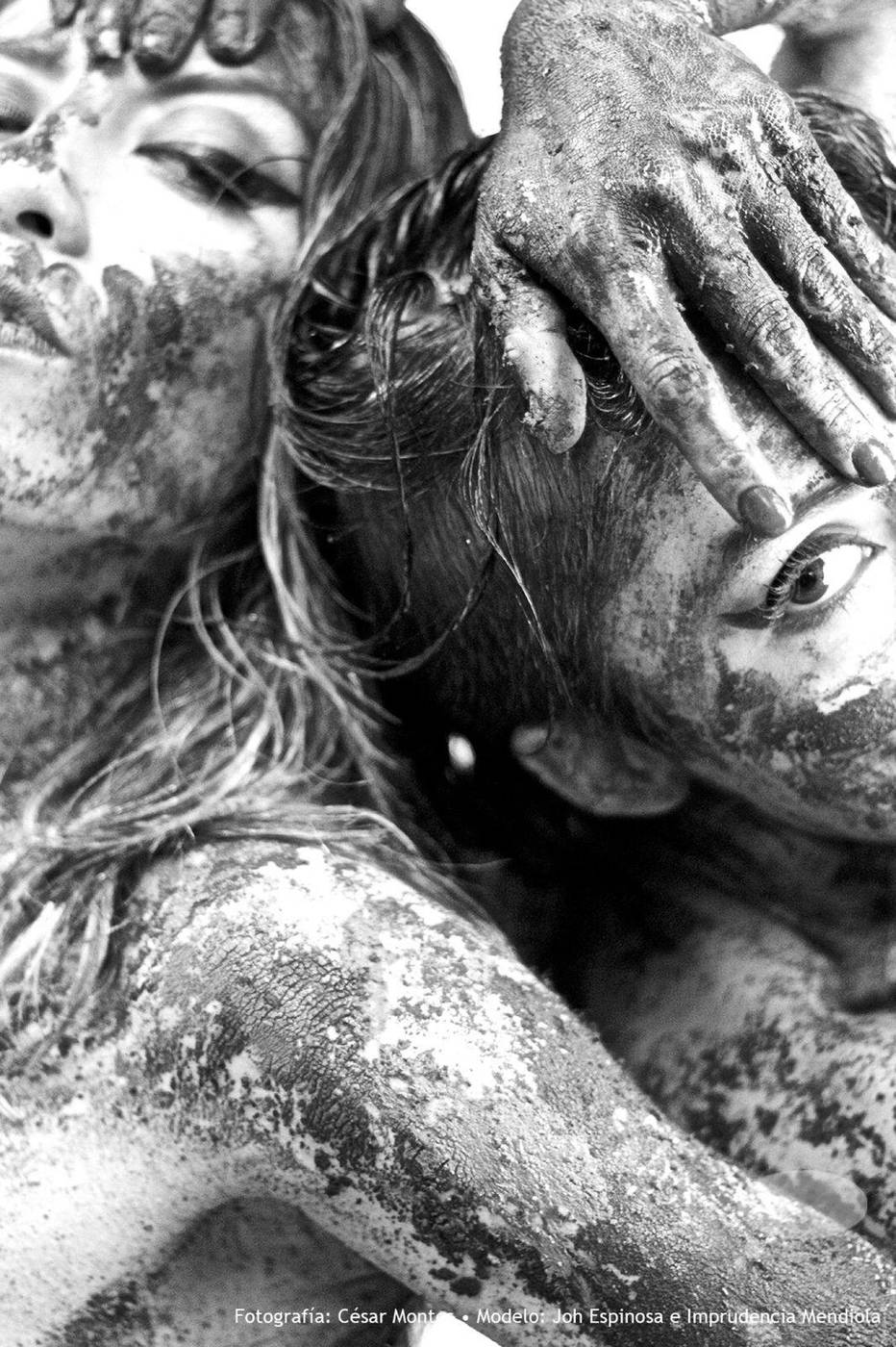 Dos figuras con pigmento sobre la piel