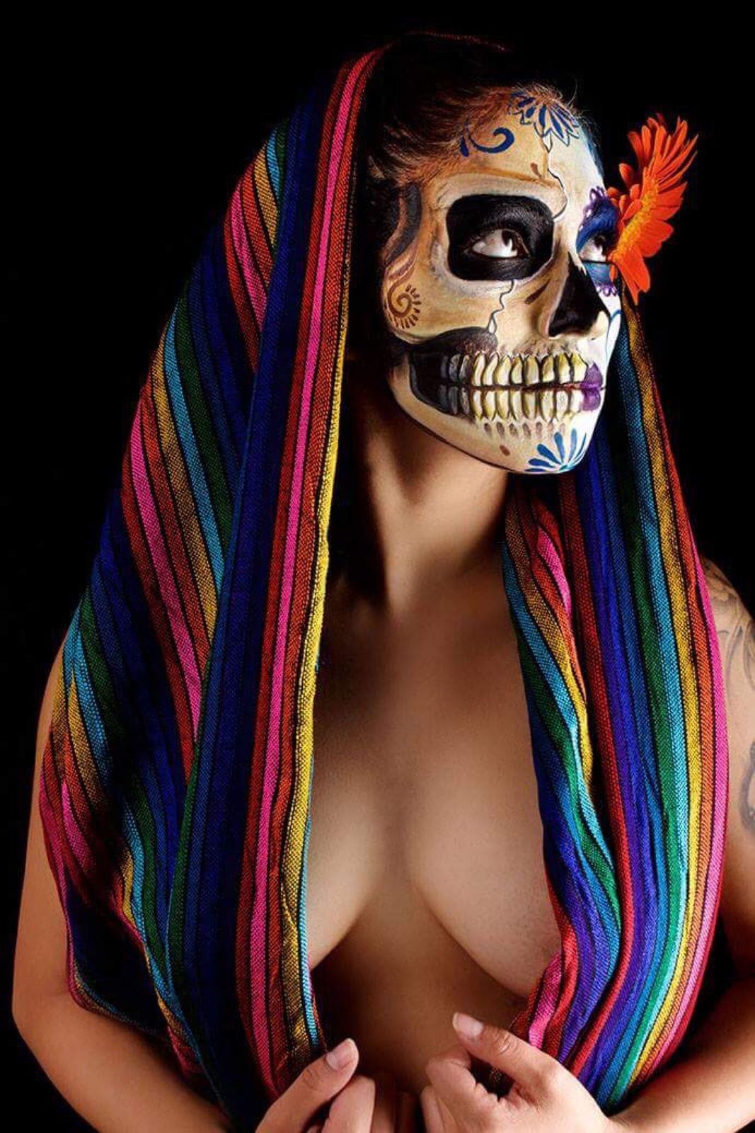 Bodypaint de catrina con rebozo de colores
