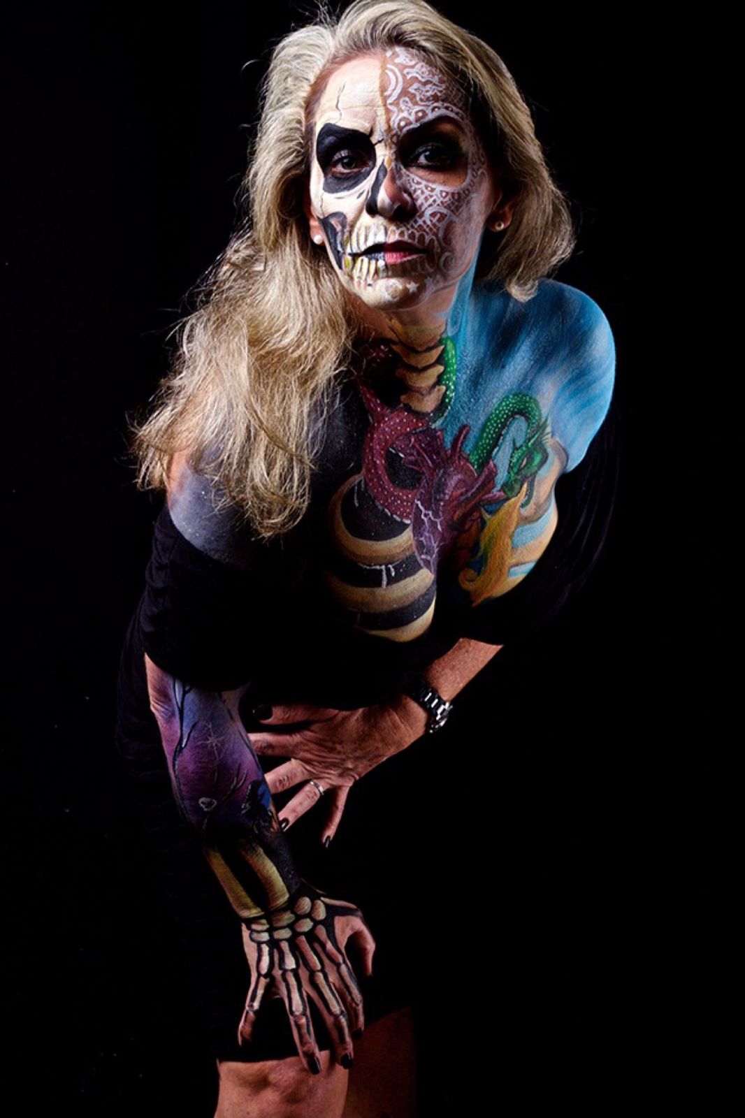Catrina de pie con bodypaint de serpiente