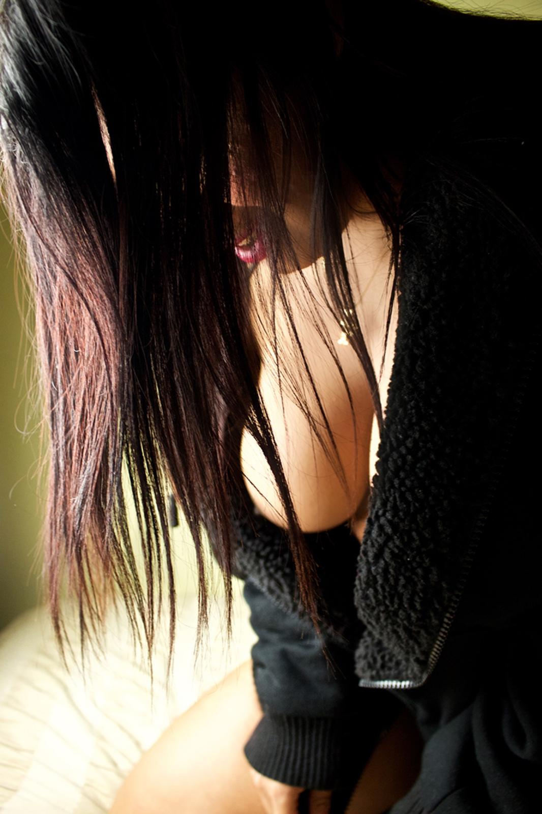 Retrato con el cabello cubriendo el rostro