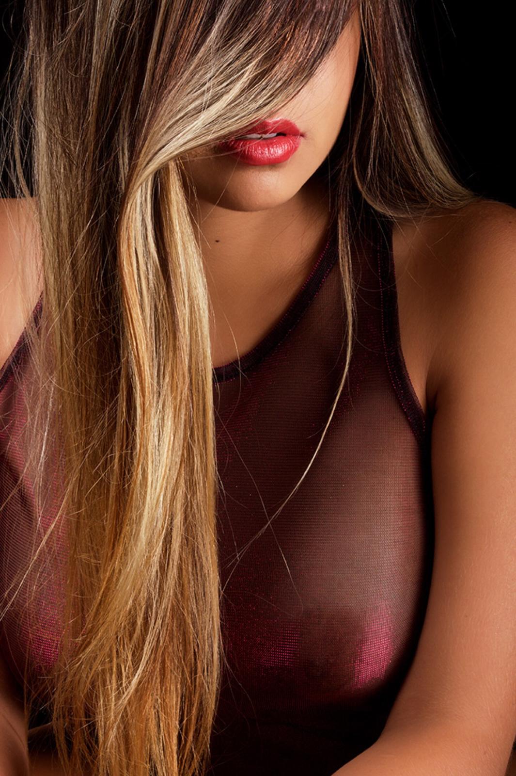 Primer plano con el cabello cubriendo el rostro