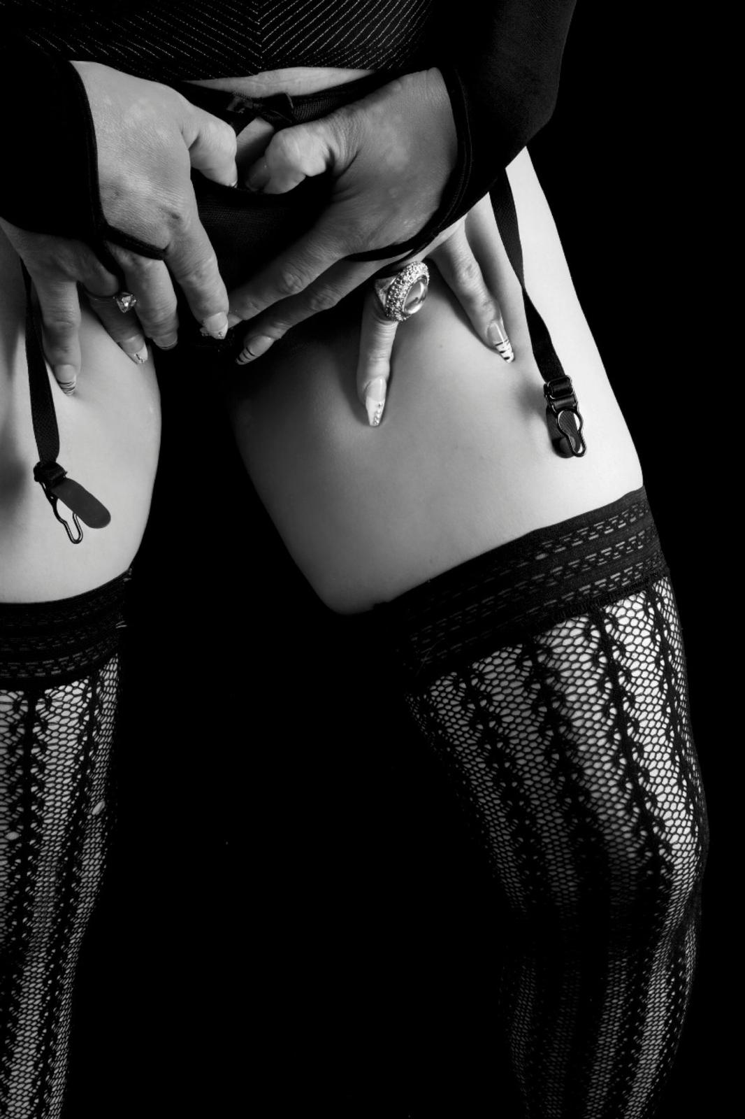 Detalle de ligas y medias, blanco y negro
