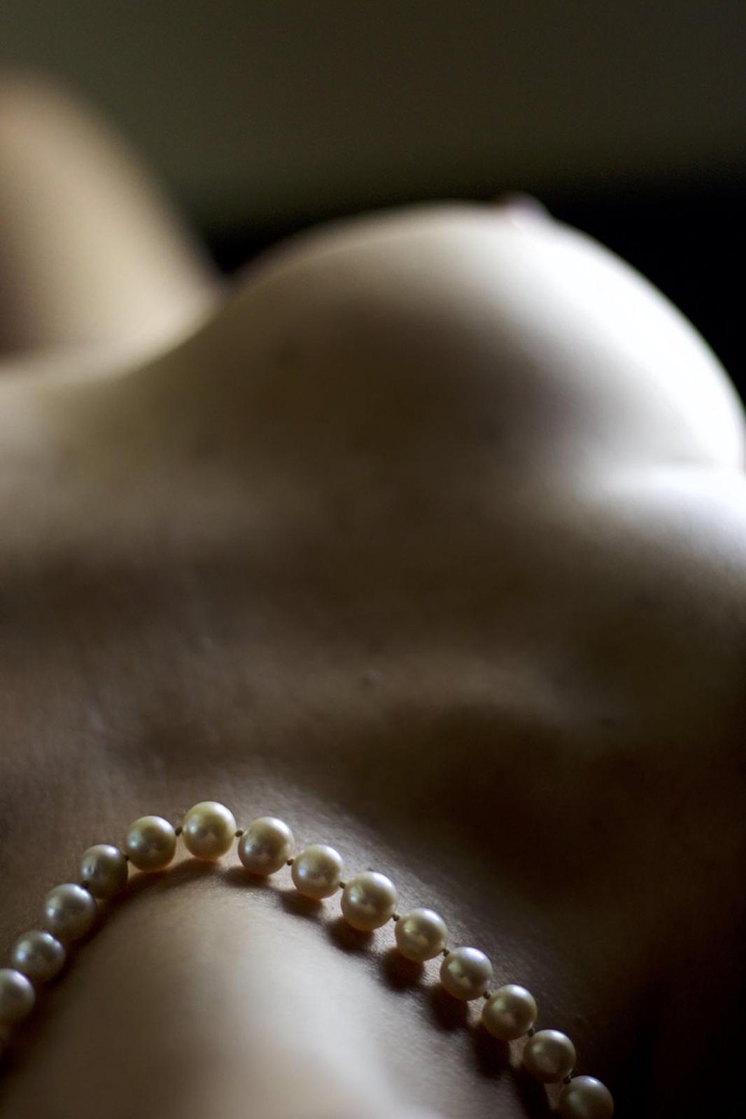 Detalle con un collar de perlas