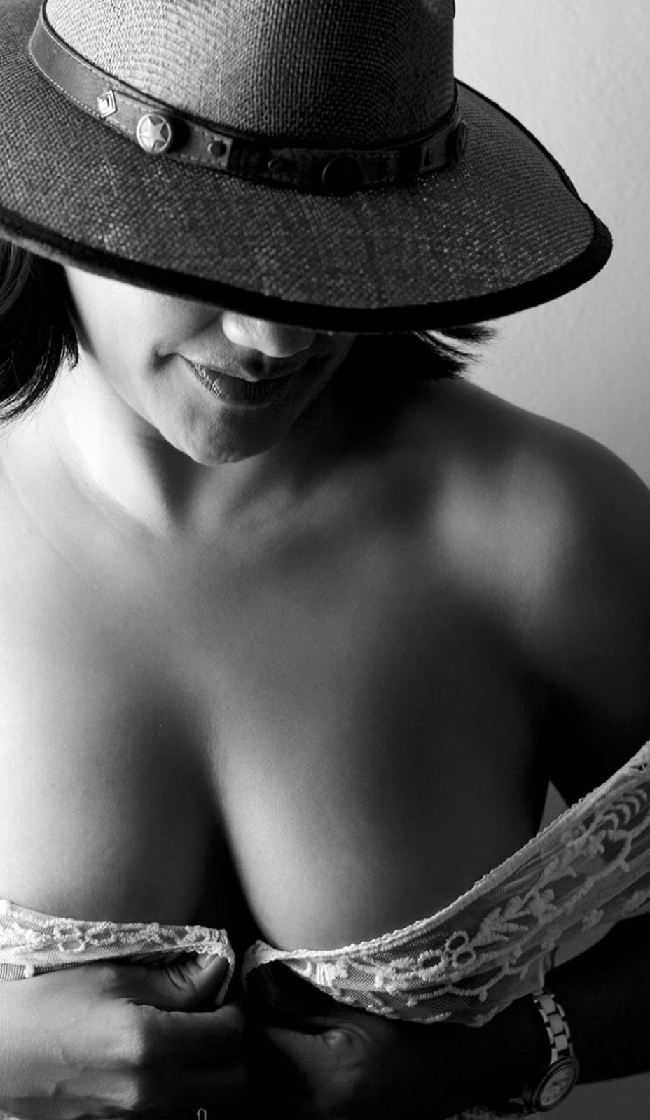 Boudoir con sombrero cubriendo el rostro