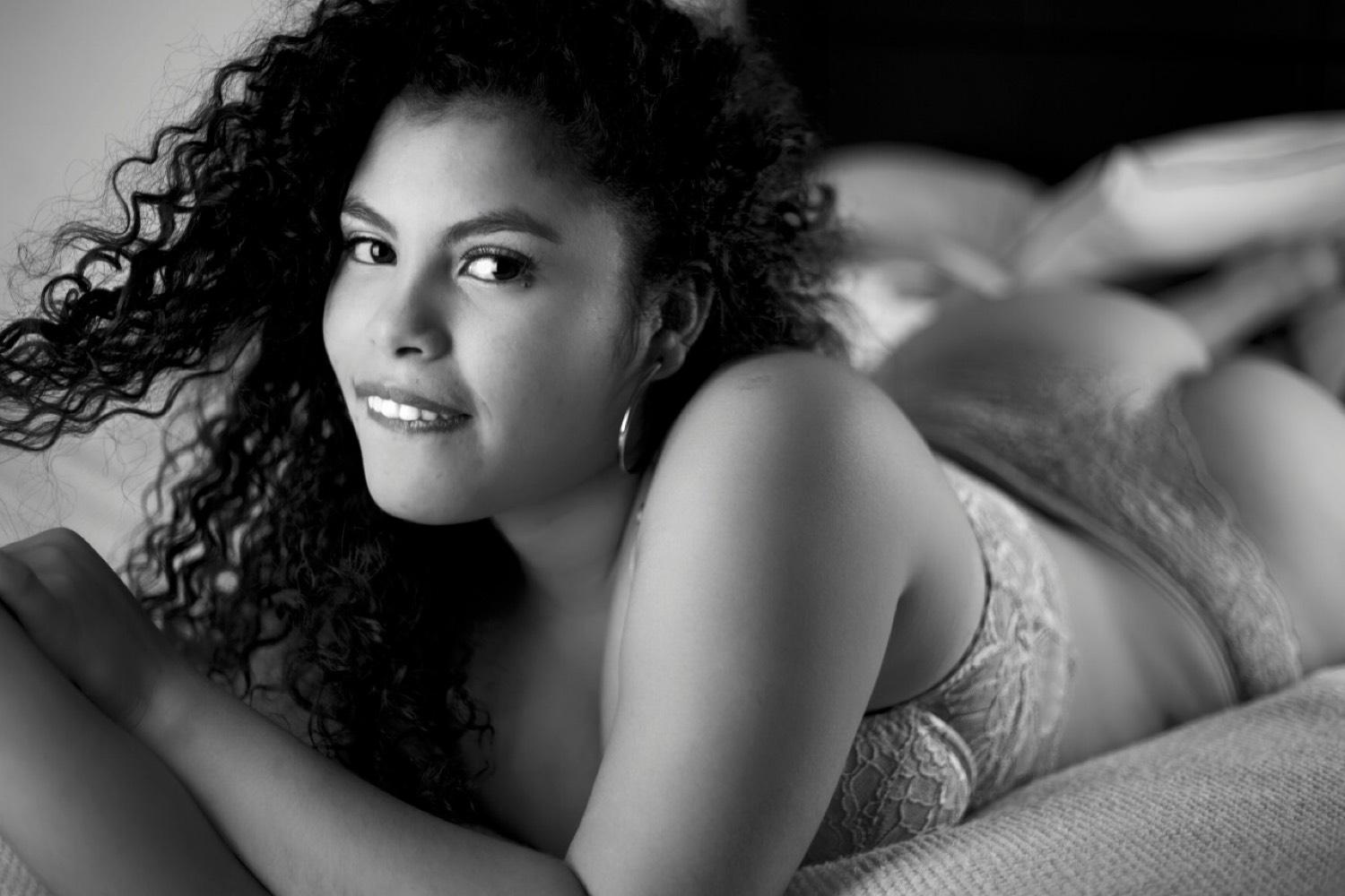 Boudoir en blanco y negro, sonrisa en la cama
