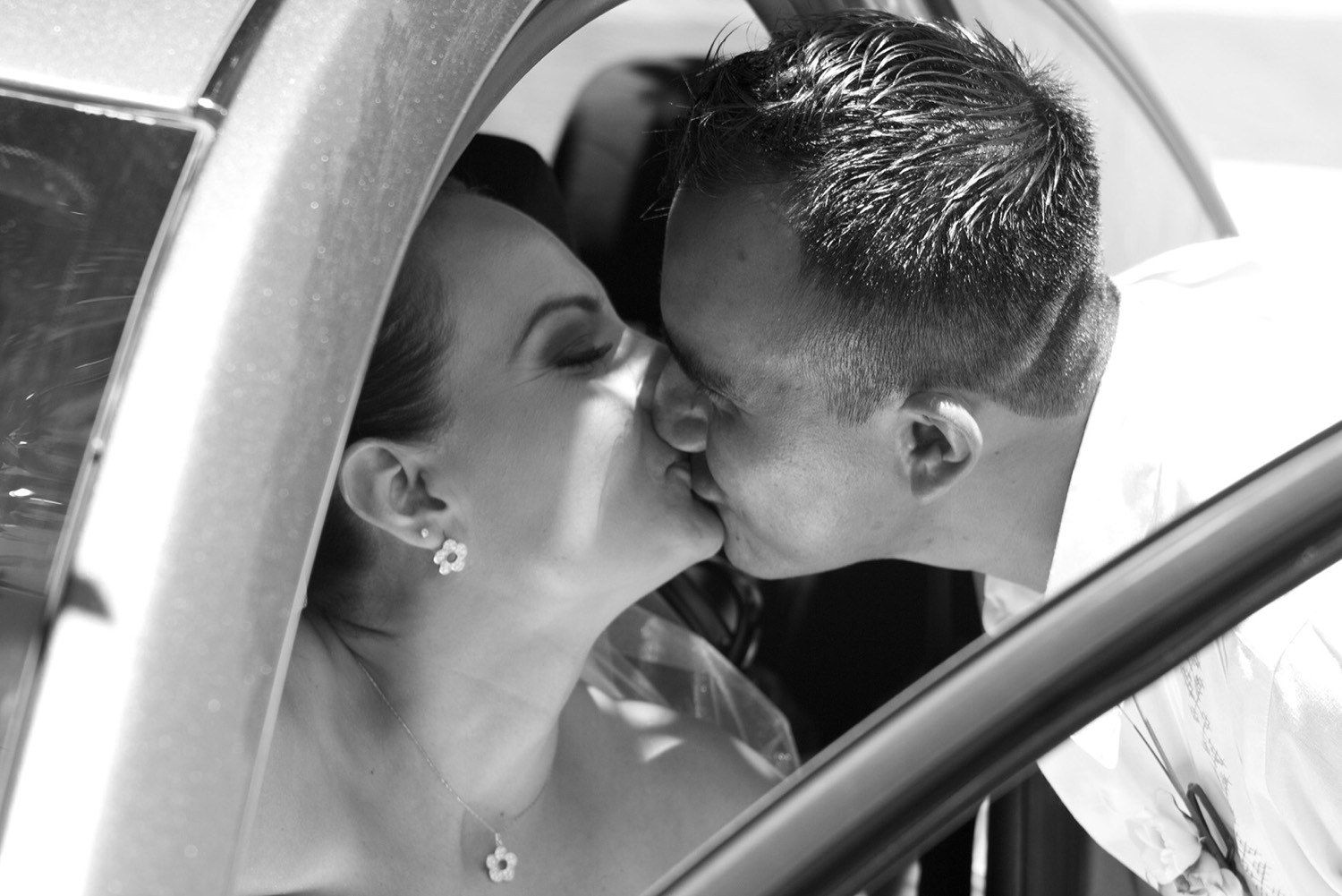 Beso a través de la ventanilla, blanco y negro