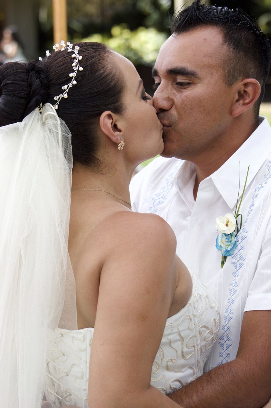Beso de los novios al aire libre