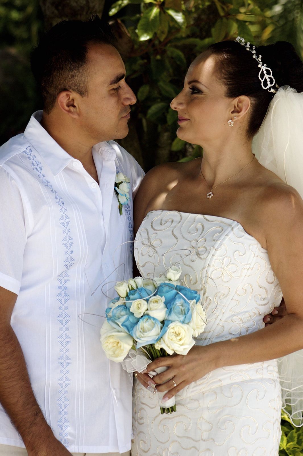 Novios frente a frente con el ramo