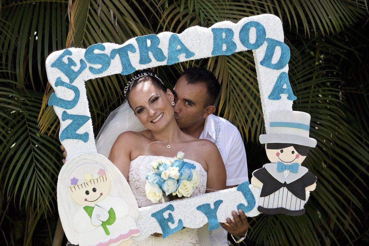 Novios dentro de un marco de Nuestra Boda