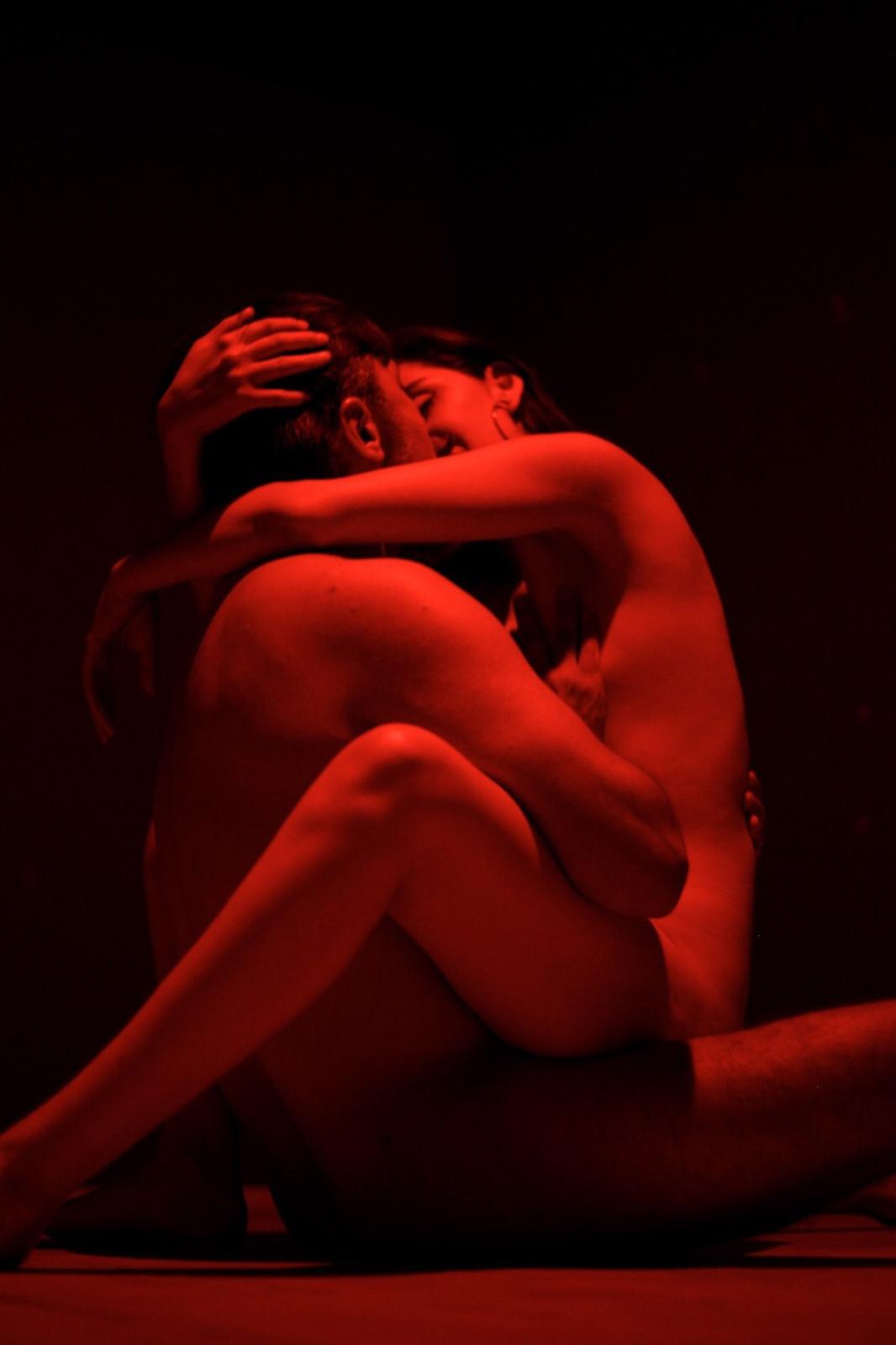 Pareja en un abrazo bajo luz roja