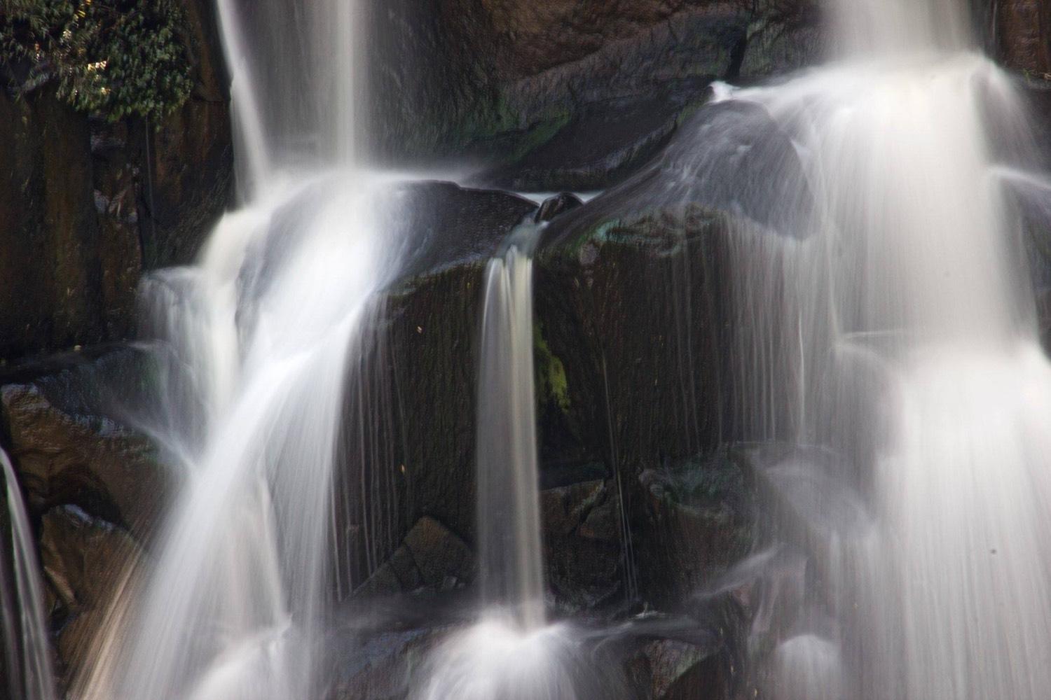 Agua en movimiento sobre roca