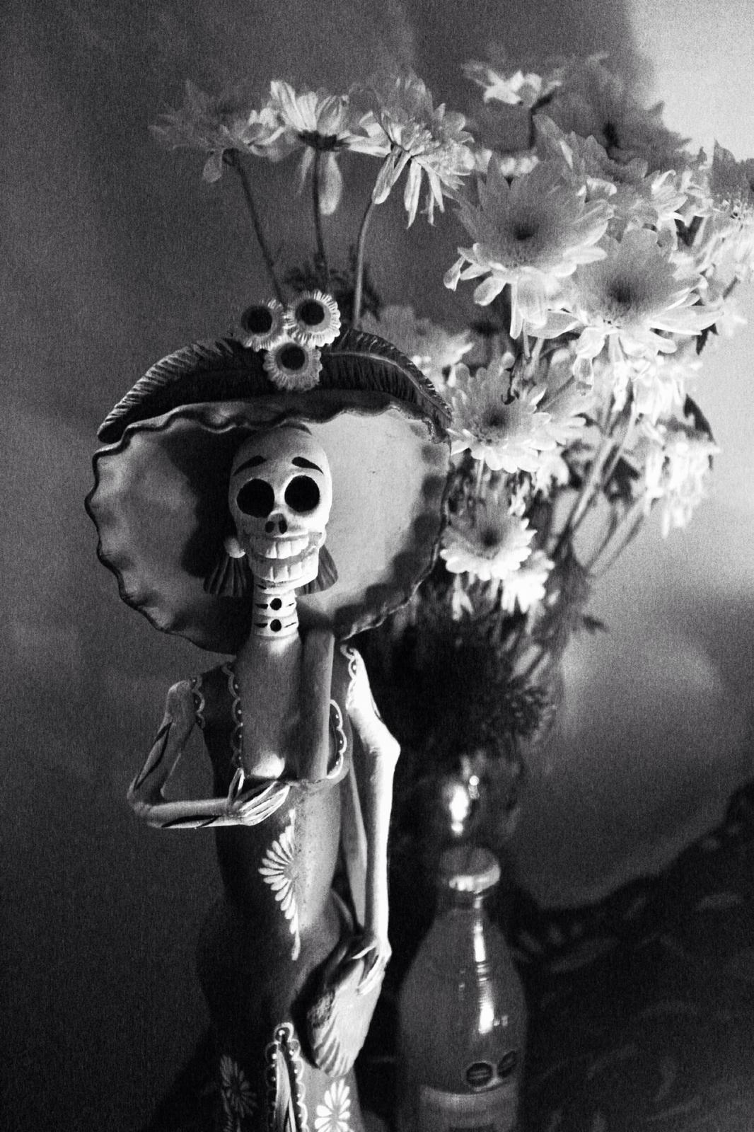 Figurilla de catrina con flores