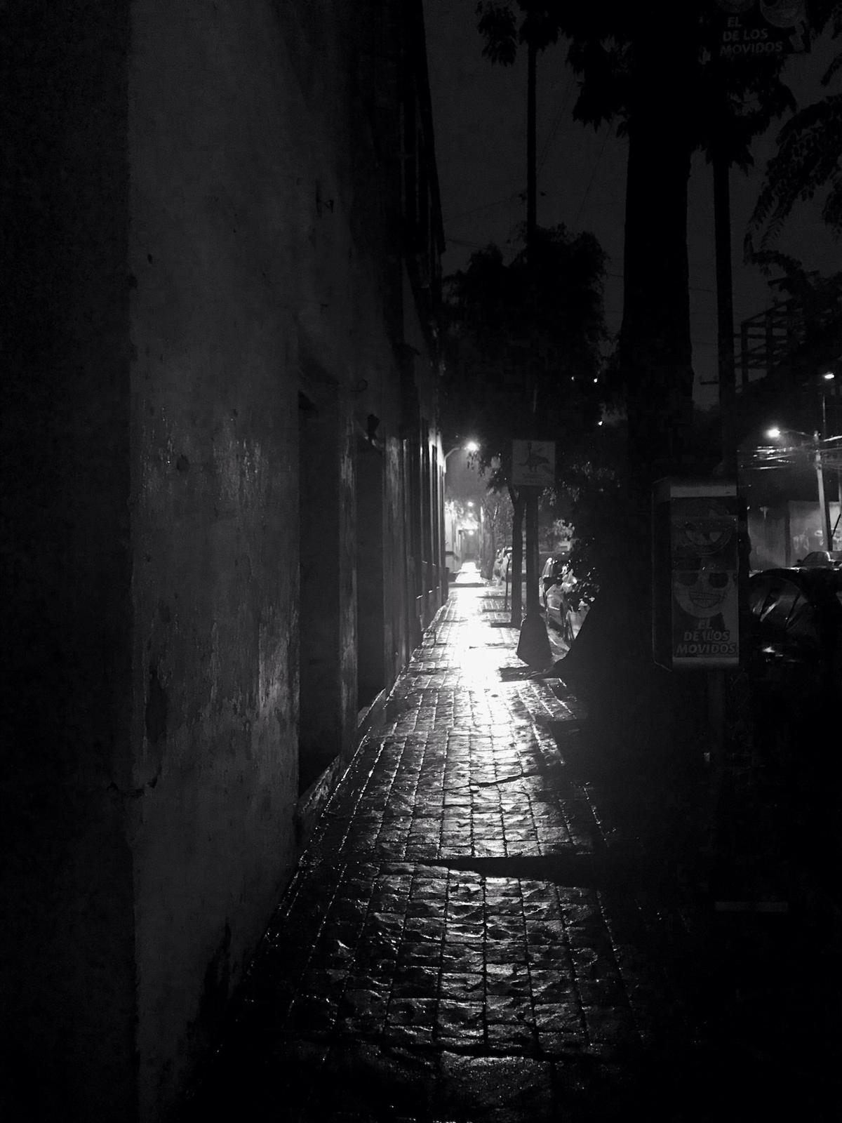 Calle mojada de noche