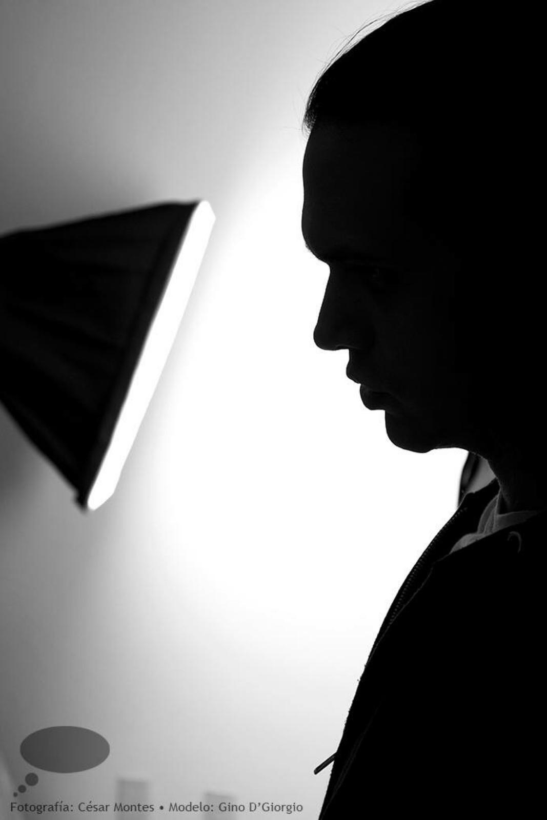 Silueta de perfil junto a una luz de estudio