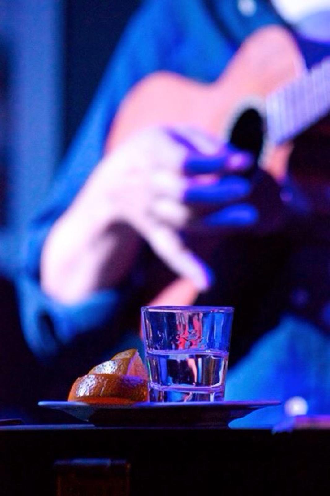 Caballito y limón con un músico al fondo