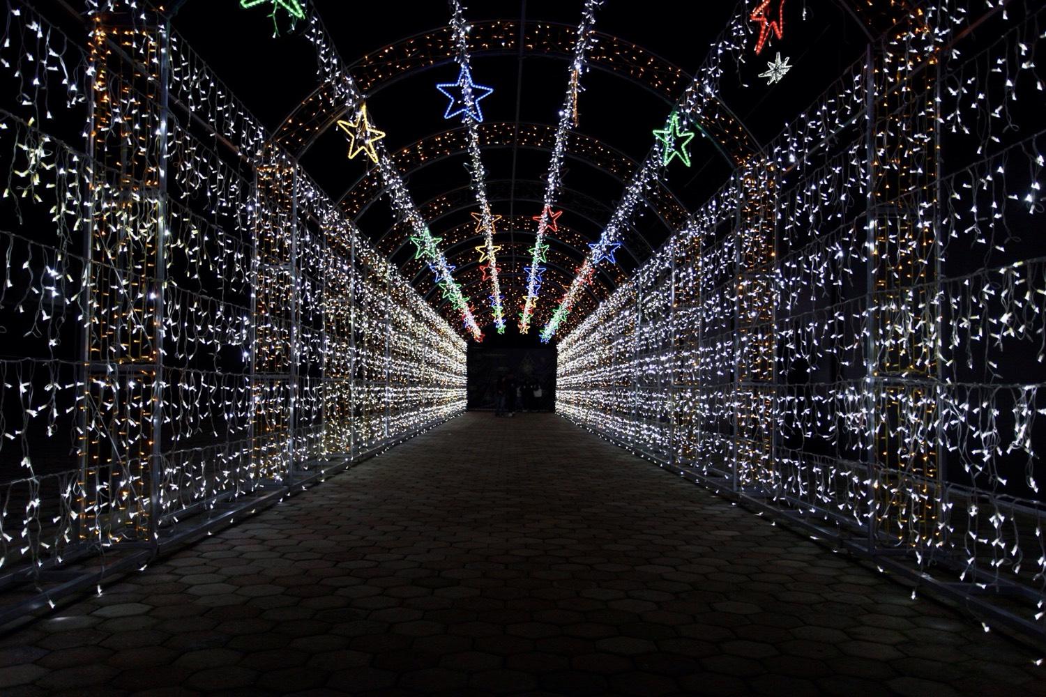 Túnel de luces de noche