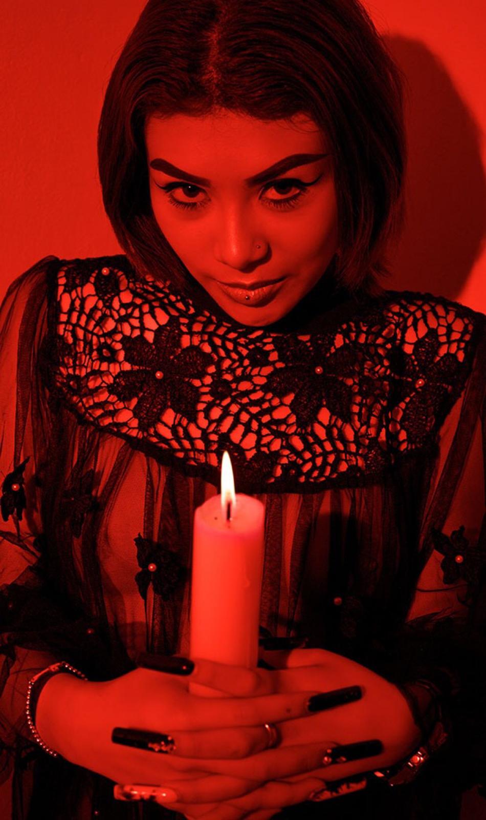 Retrato con vela bajo luz roja