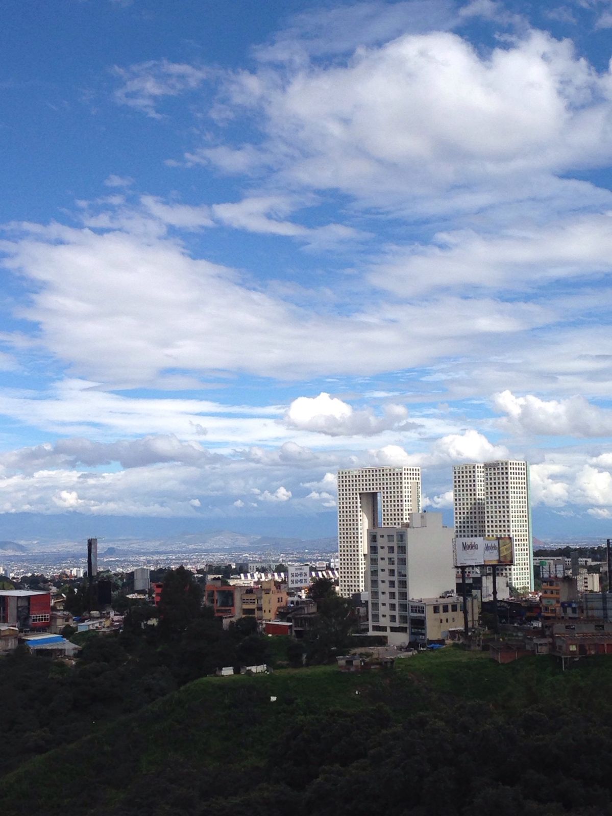 Torres blancas bajo cielo de nubes