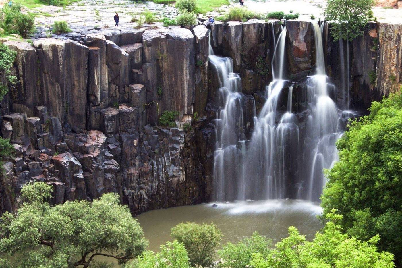 Cascada entre columnas de basalto