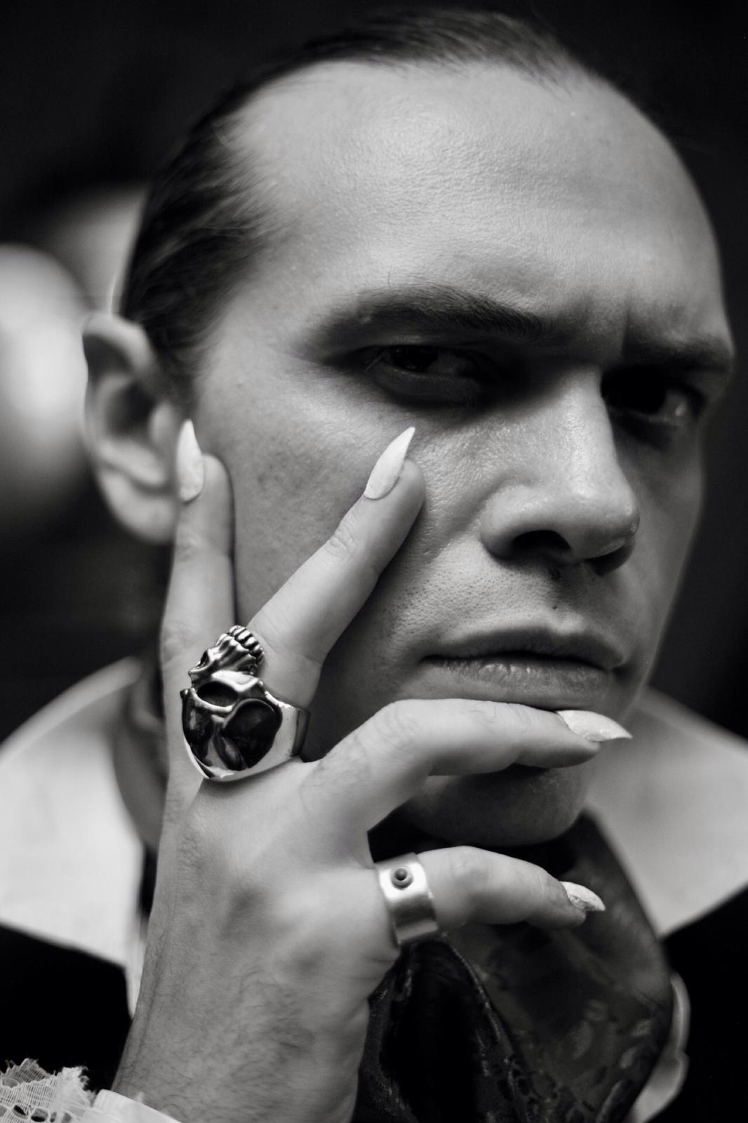Retrato en blanco y negro con anillos