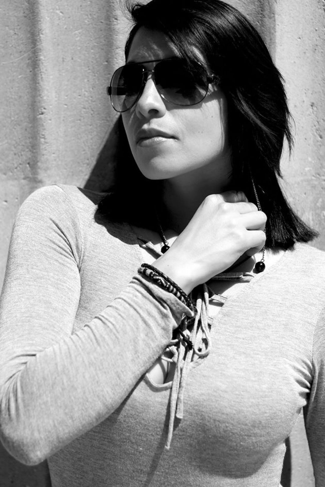 Retrato con lentes de sol, blanco y negro