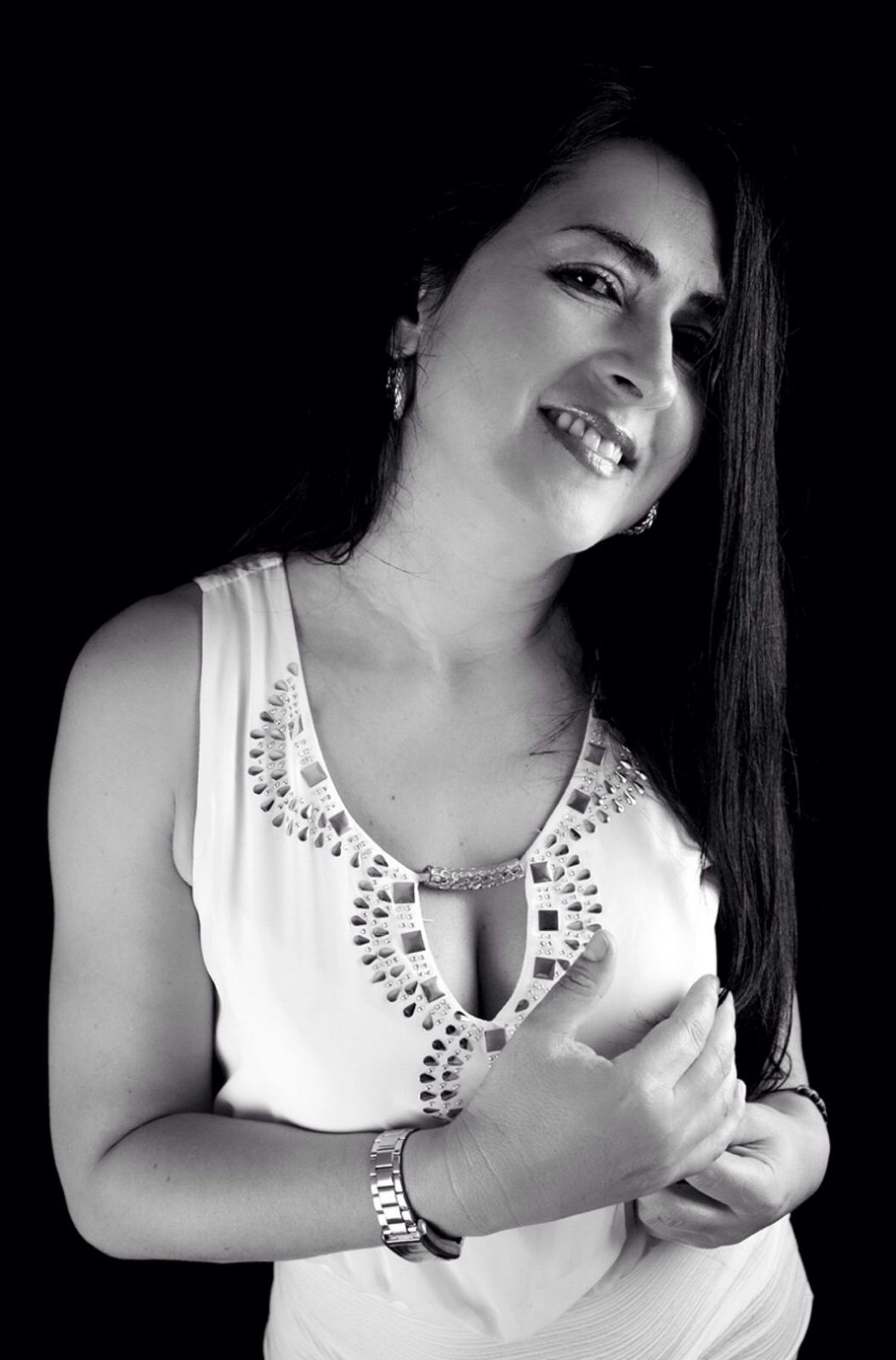 Retrato con blusa blanca, fondo negro