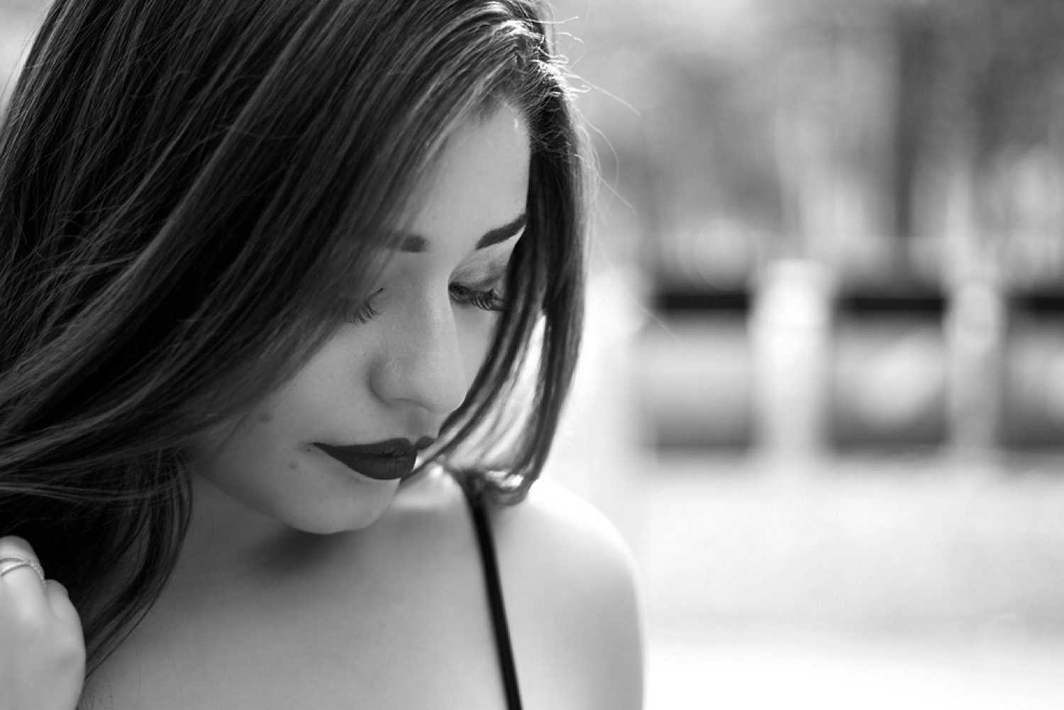 Retrato en blanco y negro al exterior