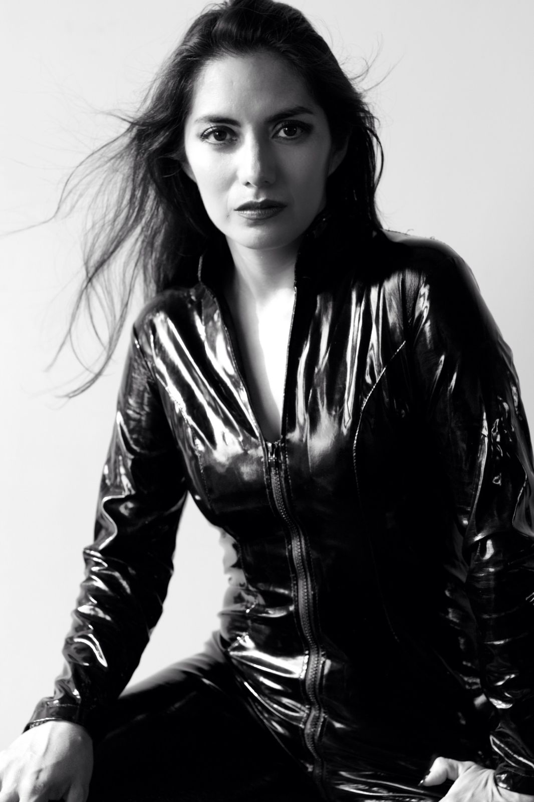 Retrato en blanco y negro con chaqueta de charol