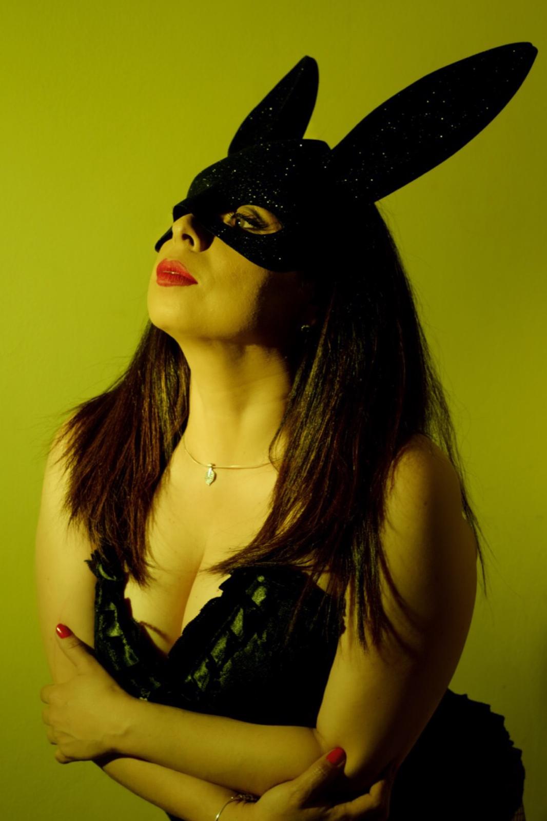 Retrato con máscara de conejo