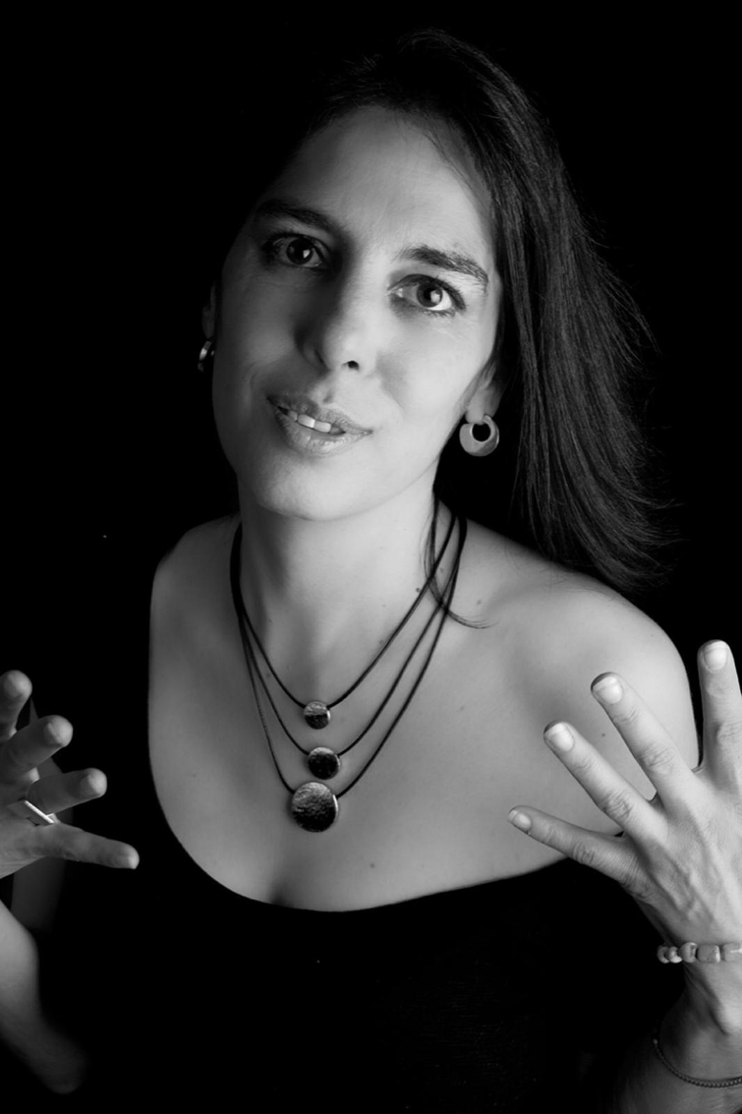 Retrato en blanco y negro con collar de discos