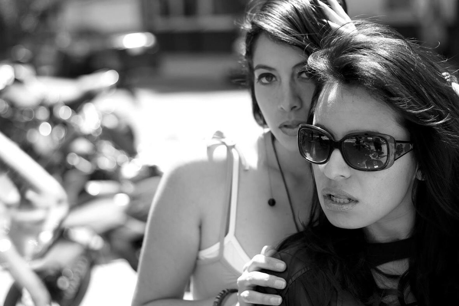 Dos retratos en la calle, blanco y negro