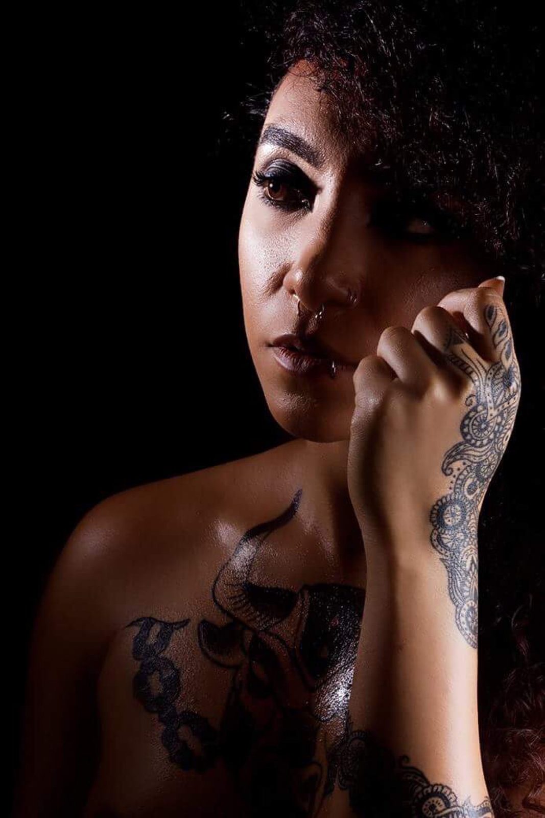 Retrato de estudio con tatuajes