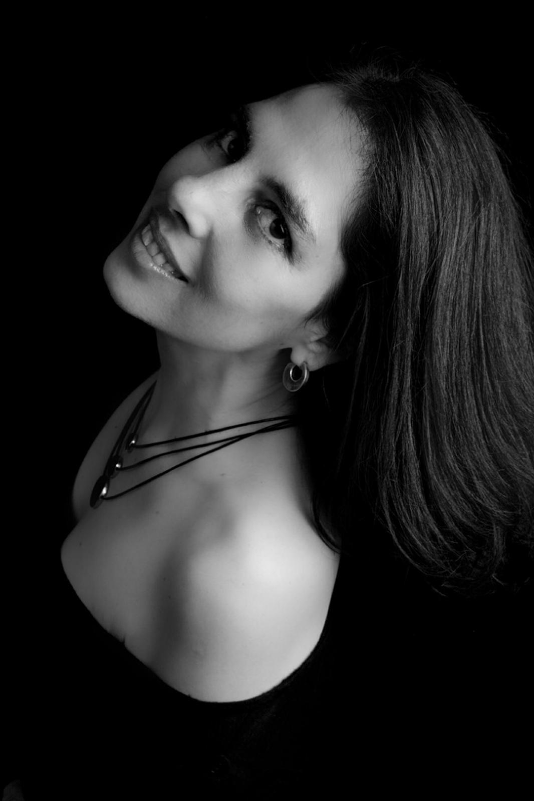 Retrato de perfil en blanco y negro