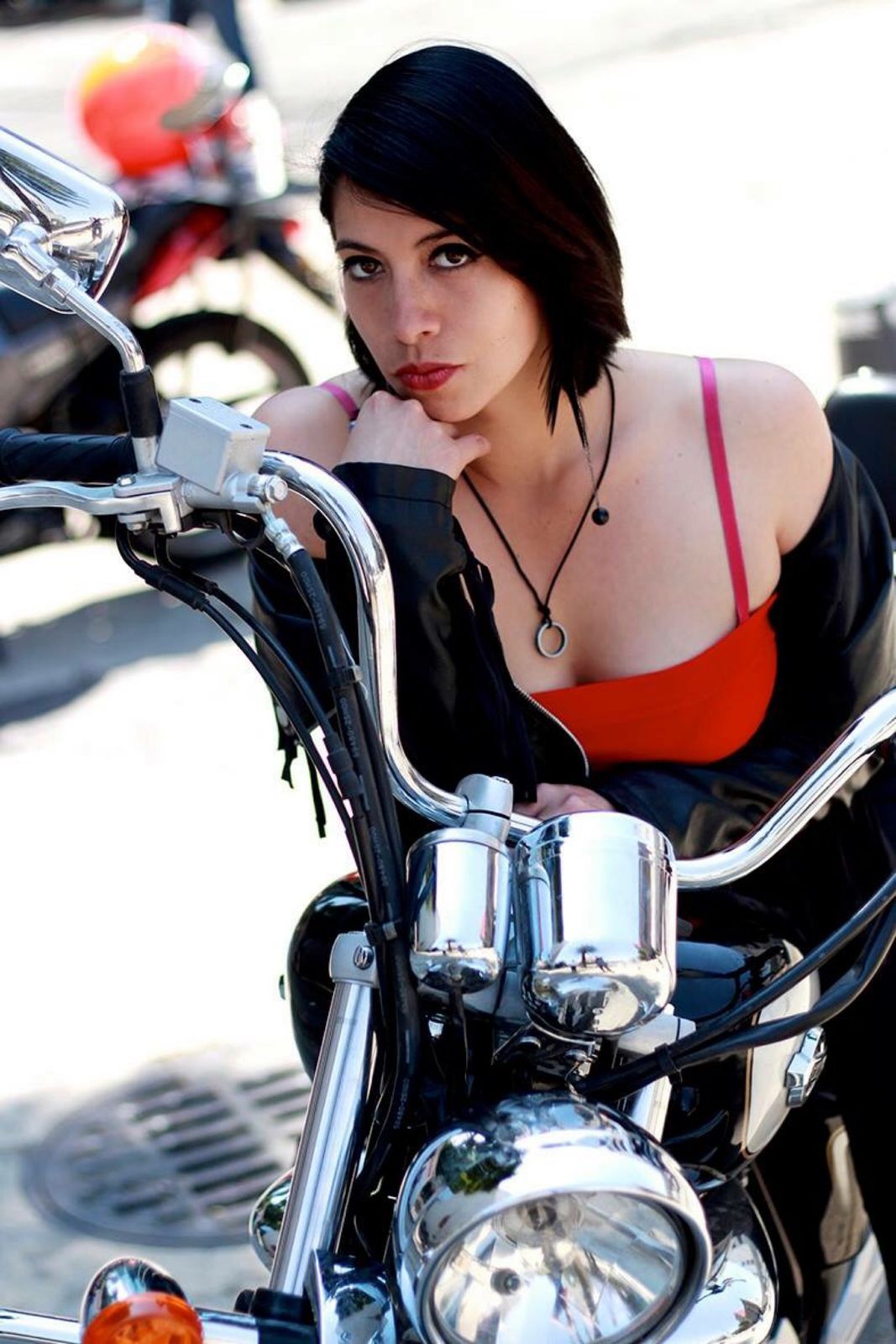 Retrato apoyada en el manillar